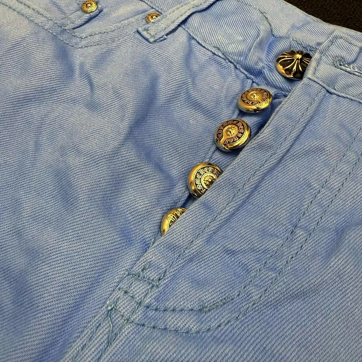 P280 Style number: D380 Chrome hearts CH grams new dopamine blue classic cross-fit leather jeans Size: s-xl (28 30 32 34) Color: dopamine light blue Size reference 28 pants length 100 waist circumference 72 30 pants length 101 waist circumference 76 32 pants length 103 waist circumference 80 34 pants length 104 waist circumference 84